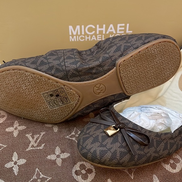 Brandnew Michael Kors Juliette Flats - Picture 3 of 4